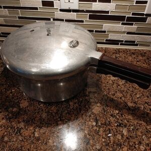 Presto pressure cooker‎ 5 qt model 406